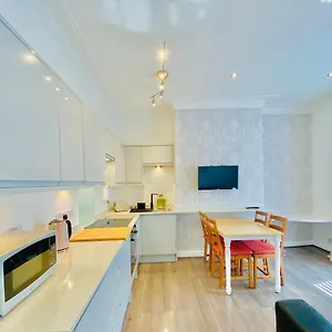 https://betty-york-self-catering-flat.yorkshirehotels.net