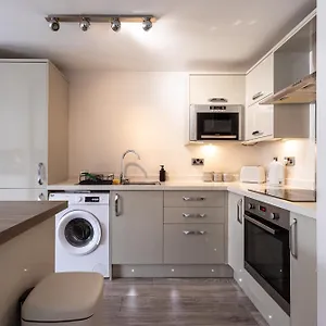 Modern 2 Bed Near Gatwick Apartment