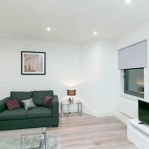 Deluxe By Heathrow Apartment